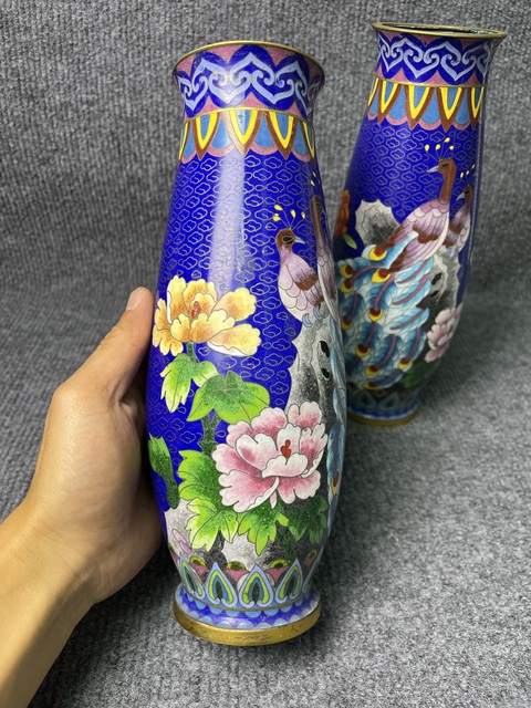 古玩雜項(xiàng)銅胎掐絲琺瑯洞石孔雀牡丹紋賞瓶真品鑒賞圖