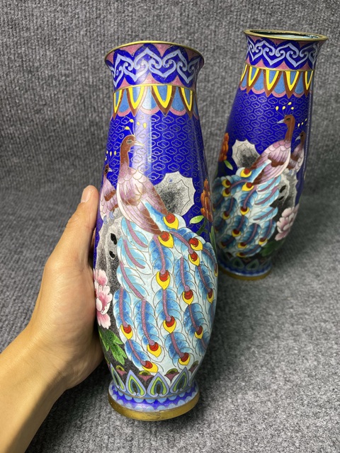 古玩雜項(xiàng)銅胎掐絲琺瑯洞石孔雀牡丹紋賞瓶真品鑒賞圖