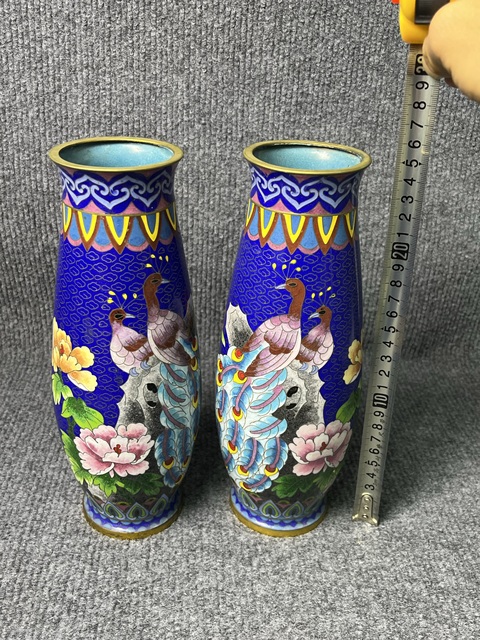 古玩雜項(xiàng)銅胎掐絲琺瑯洞石孔雀牡丹紋賞瓶真品鑒賞圖