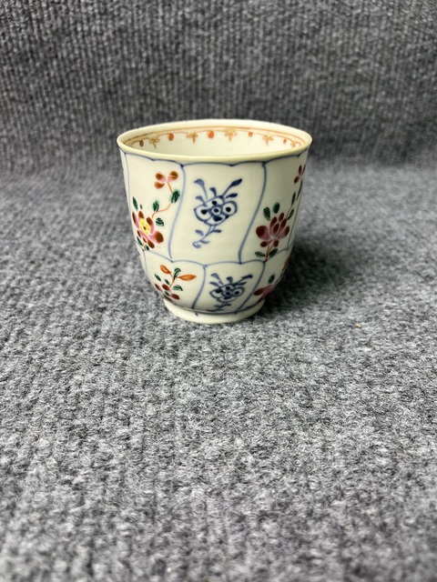 古玩陶瓷青花粉彩花卉紋鈴鐺杯真品鑒賞圖