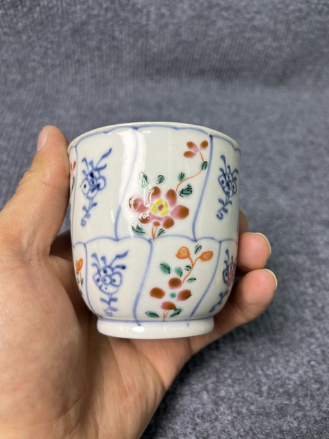 古玩陶瓷青花粉彩花卉紋鈴鐺杯真品鑒賞圖