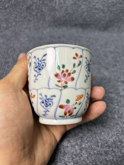 古玩陶瓷青花粉彩花卉紋鈴鐺杯真品鑒賞圖