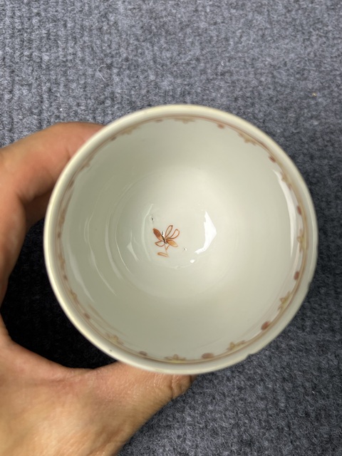 古玩陶瓷青花粉彩花卉紋鈴鐺杯真品鑒賞圖