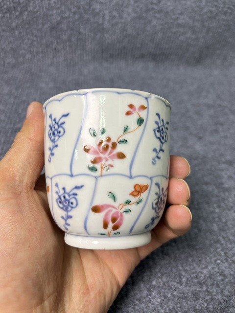 古玩陶瓷青花粉彩花卉紋鈴鐺杯真品鑒賞圖