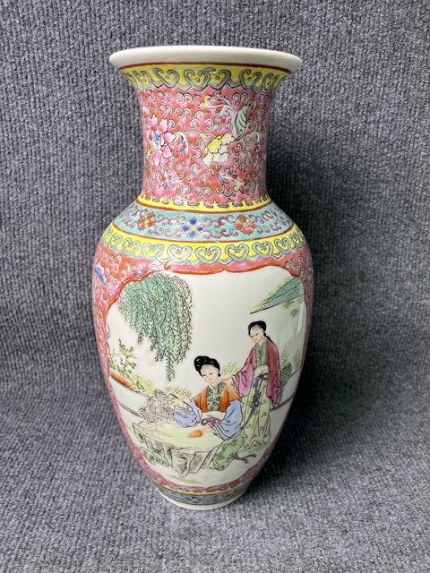 古玩陶瓷粉彩開窗人物故事紋賞瓶拍賣，當前價格999元