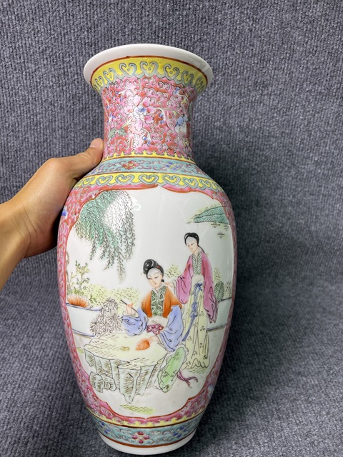 古玩陶瓷粉彩開窗人物故事紋賞瓶拍賣，當前價格999元