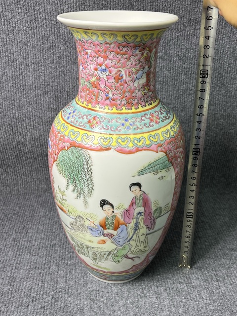 古玩陶瓷粉彩開窗人物故事紋賞瓶拍賣，當前價格999元