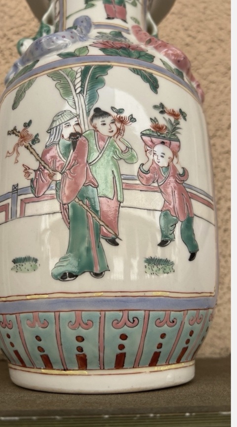 古玩陶瓷人物紋粉彩瓶真品鑒賞圖