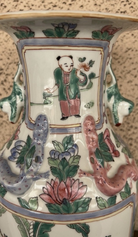 古玩陶瓷人物紋粉彩瓶真品鑒賞圖