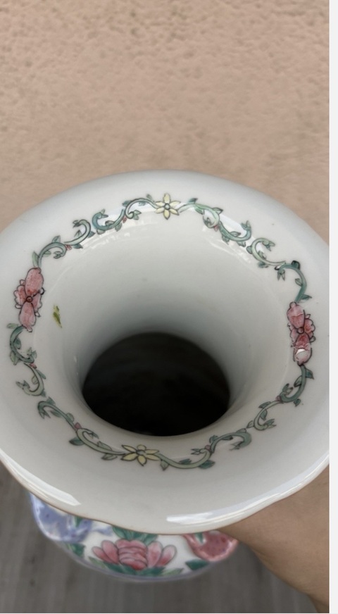 古玩陶瓷人物紋粉彩瓶真品鑒賞圖