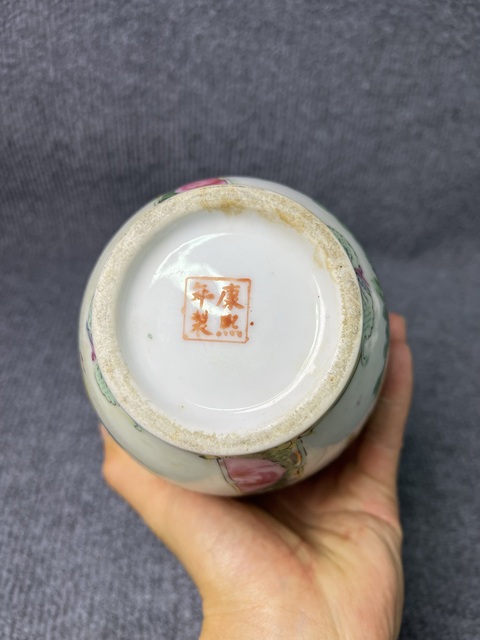 古玩陶瓷廣彩開窗人物花卉紋瓶拍賣，當前價格688元