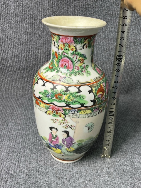 古玩陶瓷廣彩開窗人物花卉紋瓶拍賣，當前價格688元