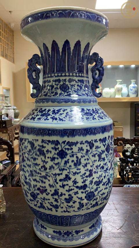 古玩陶瓷青花纏枝花卉紋雙耳瓶真品鑒賞圖