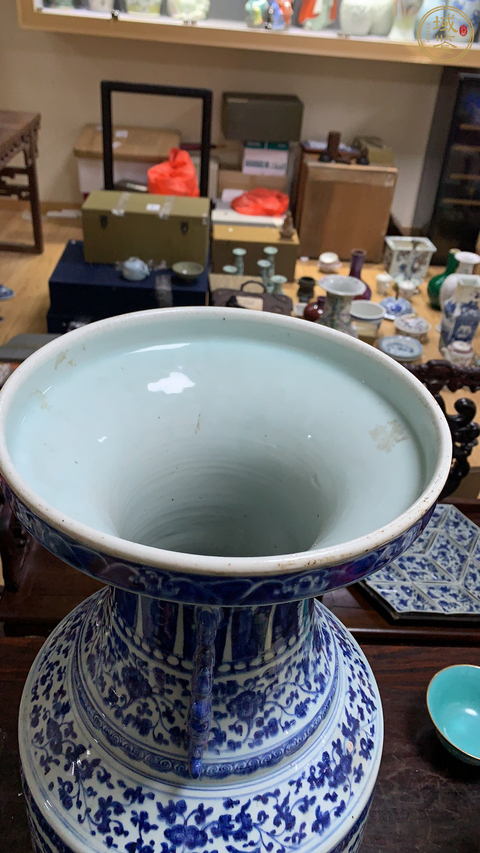 古玩陶瓷青花纏枝花卉紋雙耳瓶真品鑒賞圖