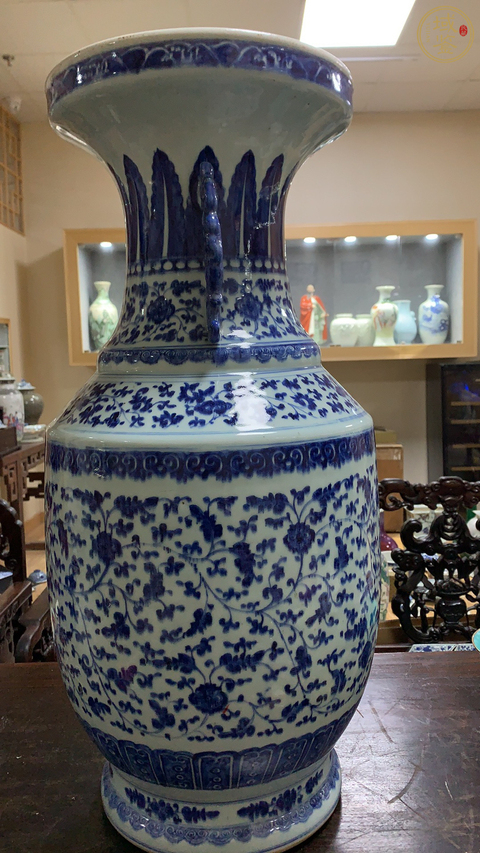 古玩陶瓷青花纏枝花卉紋雙耳瓶真品鑒賞圖