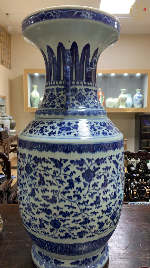 古玩陶瓷青花纏枝花卉紋雙耳瓶真品鑒賞圖