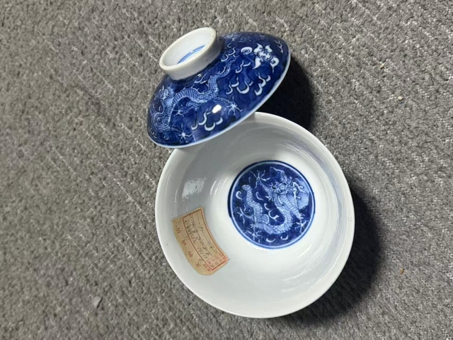 古玩陶瓷青花龍紋蓋碗真品鑒賞圖