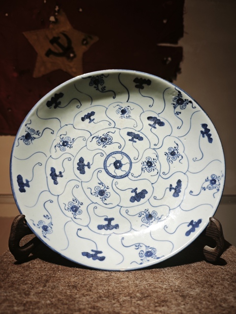 古玩陶瓷青花茶花靈芝紋大盤真品鑒賞圖