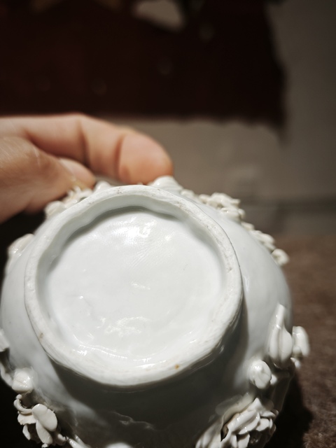 古玩陶瓷青白釉貼塑雕刻花卉紋杯拍賣，當前價格3800元