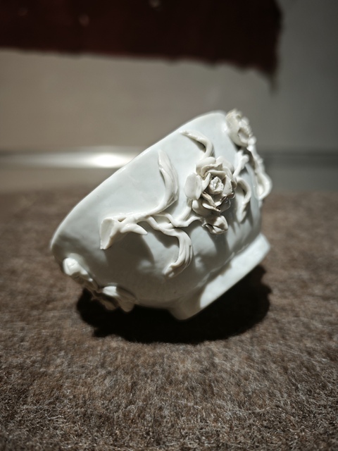 古玩陶瓷青白釉貼塑雕刻花卉紋杯拍賣，當前價格3800元