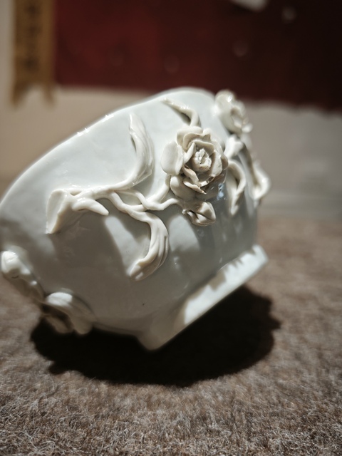 古玩陶瓷青白釉貼塑雕刻花卉紋杯拍賣，當前價格3800元