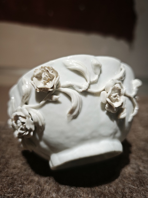 古玩陶瓷青白釉貼塑雕刻花卉紋杯拍賣，當前價格3800元