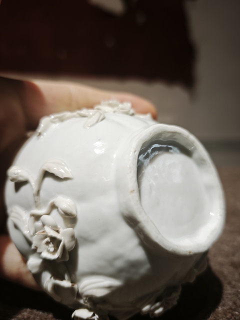 古玩陶瓷青白釉貼塑雕刻花卉紋杯拍賣，當前價格3800元