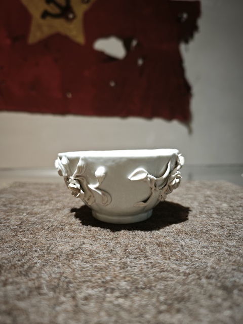 古玩陶瓷青白釉貼塑雕刻花卉紋杯拍賣，當前價格3800元