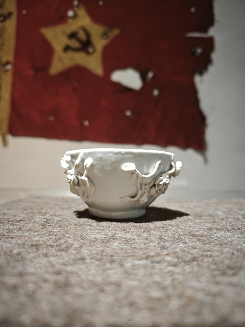 古玩陶瓷青白釉貼塑雕刻花卉紋杯拍賣，當前價格3800元