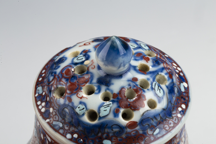 古玩陶瓷清康熙·青花加彩花卉紋蓋壺拍賣，當(dāng)前價(jià)格899元