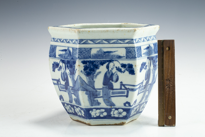 古玩陶瓷清晚·青花仕女花卉紋六方案缸拍賣，當前價格1764元