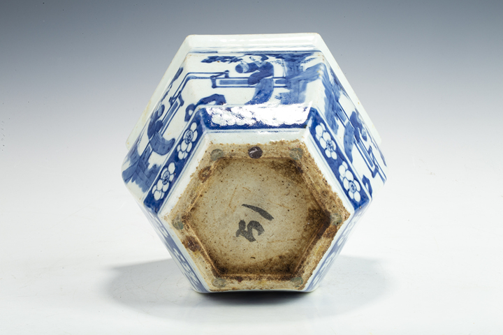 古玩陶瓷清晚·青花仕女花卉紋六方案缸拍賣，當前價格1764元