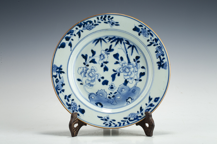 古玩陶瓷清康熙·青花洞石花竹紋折沿盤拍賣，當前價格1588元