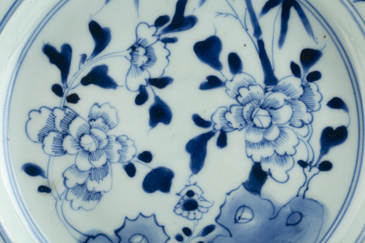 古玩陶瓷清康熙·青花洞石花竹紋折沿盤拍賣，當前價格1588元