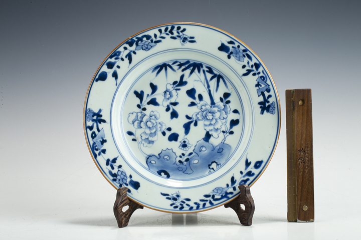 古玩陶瓷清康熙·青花洞石花竹紋折沿盤拍賣，當前價格1588元