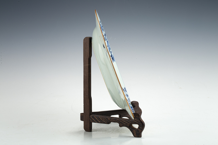 古玩陶瓷清康熙·青花洞石花竹紋折沿盤拍賣，當前價格1588元