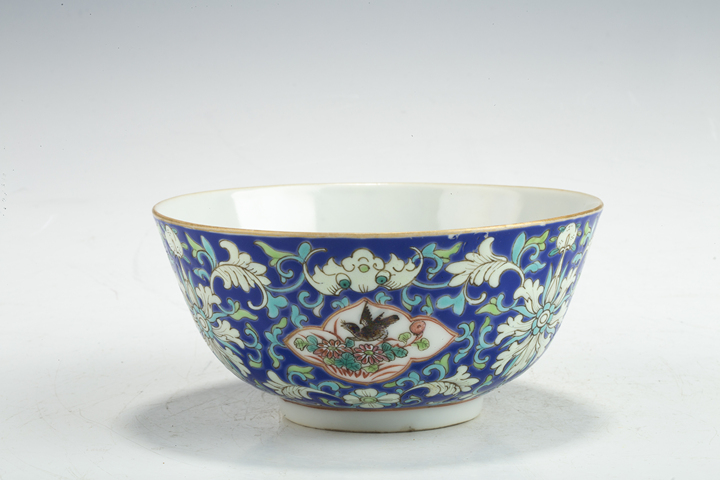 古玩陶瓷清光緒·藍(lán)地粉彩纏枝福壽開窗花鳥紋碗真品鑒賞圖