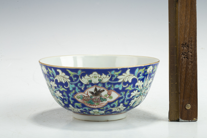 古玩陶瓷清光緒·藍(lán)地粉彩纏枝福壽開窗花鳥紋碗真品鑒賞圖