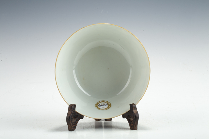 古玩陶瓷清光緒·藍(lán)地粉彩纏枝福壽開窗花鳥紋碗真品鑒賞圖