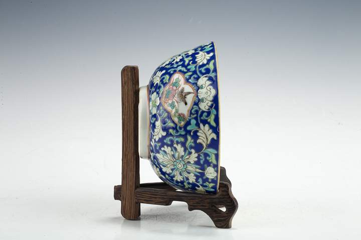 古玩陶瓷清光緒·藍(lán)地粉彩纏枝福壽開窗花鳥紋碗真品鑒賞圖