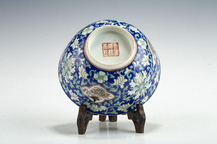 古玩陶瓷清光緒·藍(lán)地粉彩纏枝福壽開窗花鳥紋碗真品鑒賞圖