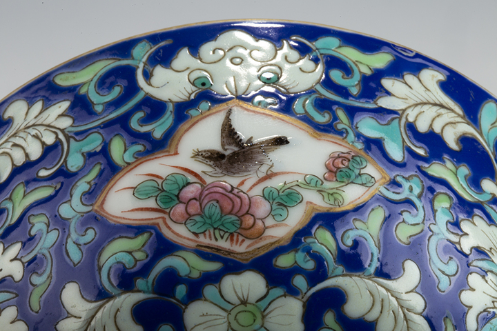 古玩陶瓷清光緒·藍(lán)地粉彩纏枝福壽開窗花鳥紋碗真品鑒賞圖