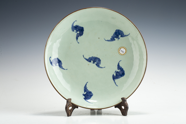 古玩陶瓷清乾隆·“大清乾隆年制”豆青釉青花五福紋盤真品鑒賞圖