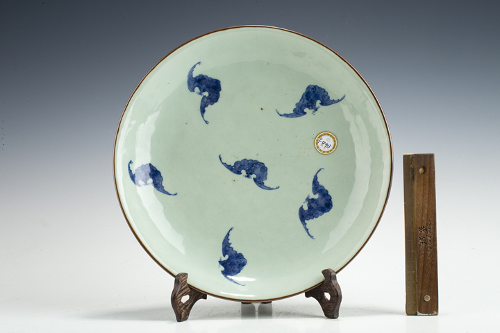 古玩陶瓷清乾隆·“大清乾隆年制”豆青釉青花五福紋盤真品鑒賞圖