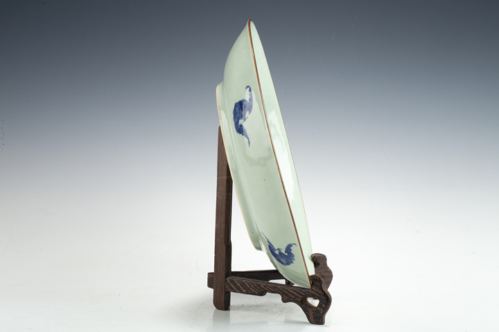 古玩陶瓷清乾隆·“大清乾隆年制”豆青釉青花五福紋盤真品鑒賞圖