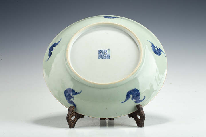 古玩陶瓷清乾隆·“大清乾隆年制”豆青釉青花五福紋盤真品鑒賞圖