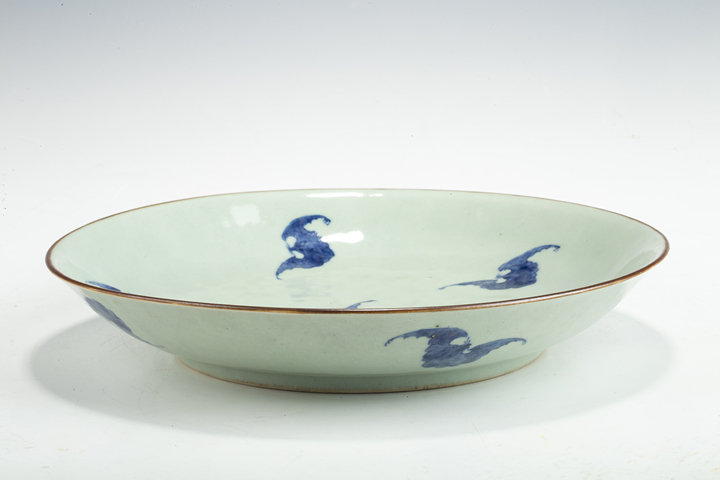 古玩陶瓷清乾隆·“大清乾隆年制”豆青釉青花五福紋盤真品鑒賞圖