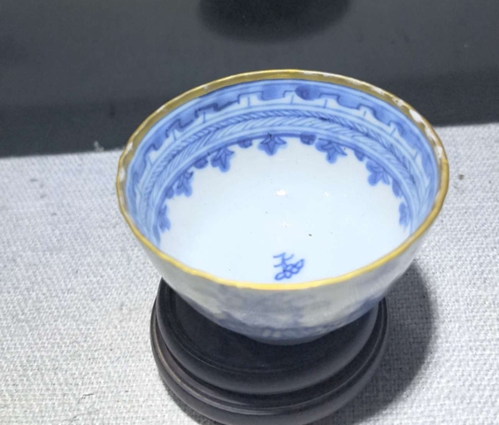 古玩陶瓷青花八寶紋壓手杯真品鑒賞圖