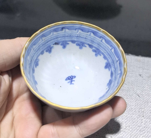 古玩陶瓷青花八寶紋壓手杯真品鑒賞圖