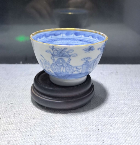 古玩陶瓷青花八寶紋壓手杯真品鑒賞圖